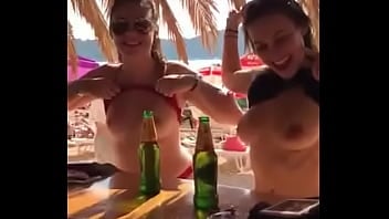 teen,boobs,topless,tetas,flash,chicas,playa,bebiendo,cerveza,muestran