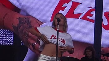 tits,boobs,nipples,celebrity,nude,flashing,stage,tove-lo