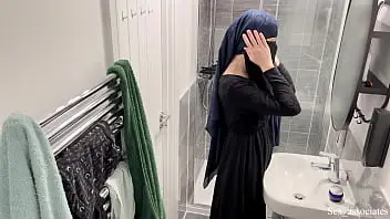 young,bathroom,shower,voyeur,bath,flashing,arab,muslim,arabe,flash,hijab,niqab,caught-masturbating,voyeur-masturbation,airbnb