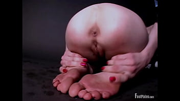 shaved-pussy,toes,foot-fetish,leg-show,pointed-toes