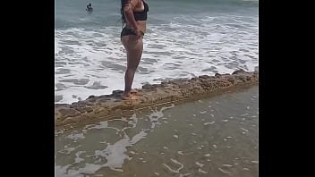 disfrutando-de-las-olas,en-playas