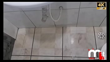Casada Escapa Para O Banheiro Com Lavador De Carro Enquanto Corno Espera. (completo No Red)