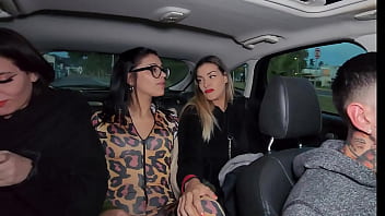 Uber Con Suerte, Se Coje A Tres Minas Por El Culo. El Viaje De Alguna Forma Se Cobra