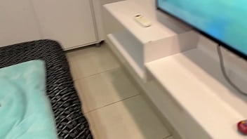 Me Aprovecho Que Mi Mejor Amigo Toma Un Leve Descanso Para Entrar A La Habitacion De Su Pequeña Hermanastra Y Cogerla Duro Hasta Venirme En Su Culo.